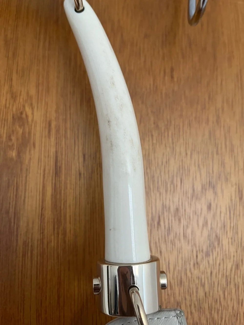 Yves Saint Laurent Mombasa Cream Leather Shoulder Bag with Ivory Handles - Picture 10 of 14